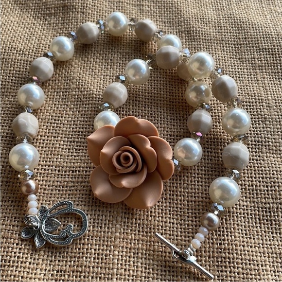 Vintage Inspired Cream Off White Chunky Floral Necklace Handmade w / Crystal - Picture 13 of 14